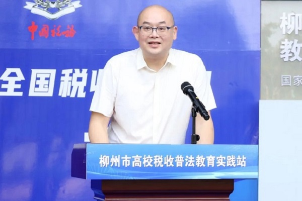 瞿凡主持