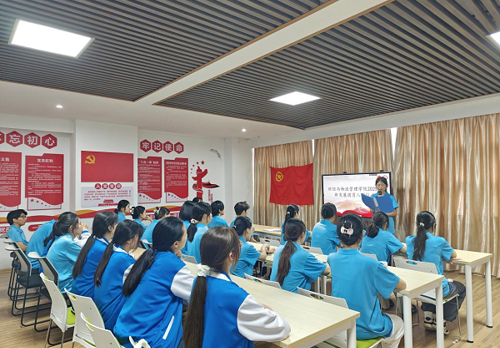 青春向党，勇担使命——财经与物流管理学院“一站式”学生社区举办2025年新发展团员入团仪式