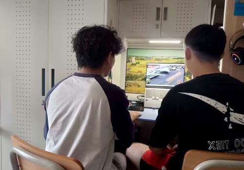 铭记峥嵘岁月，一路光辉前行——财物学子热议九三阅兵