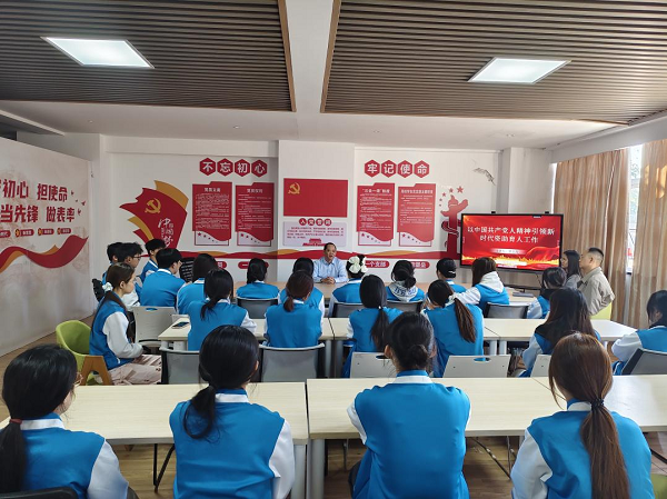 覃宗万讲主题党课 覃宗万讲主题党课