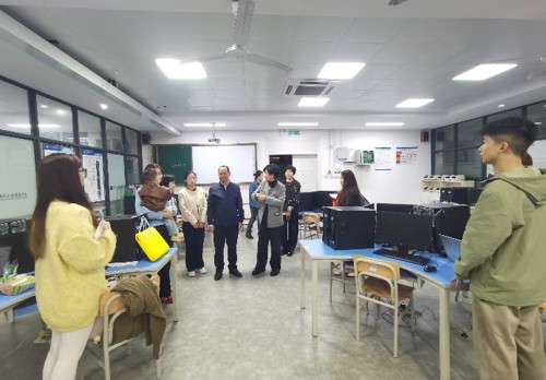 财经与物流管理学院领导班子慰问技能大赛备赛师生