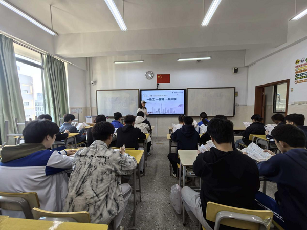 殷敏介绍学校概况