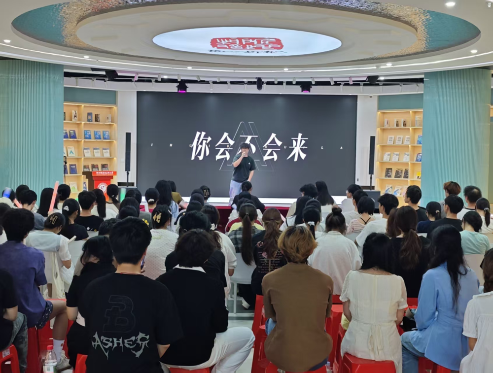 参赛选手激情演唱