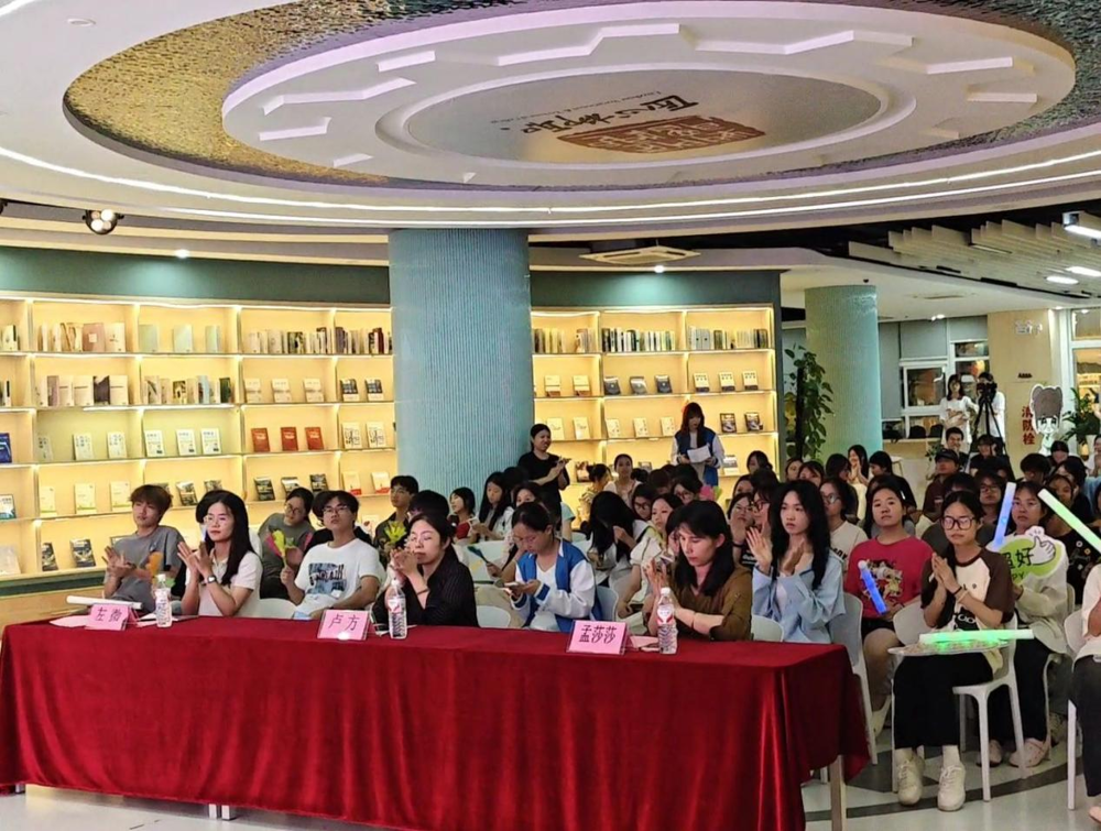 评委们和同学们沉醉欣赏