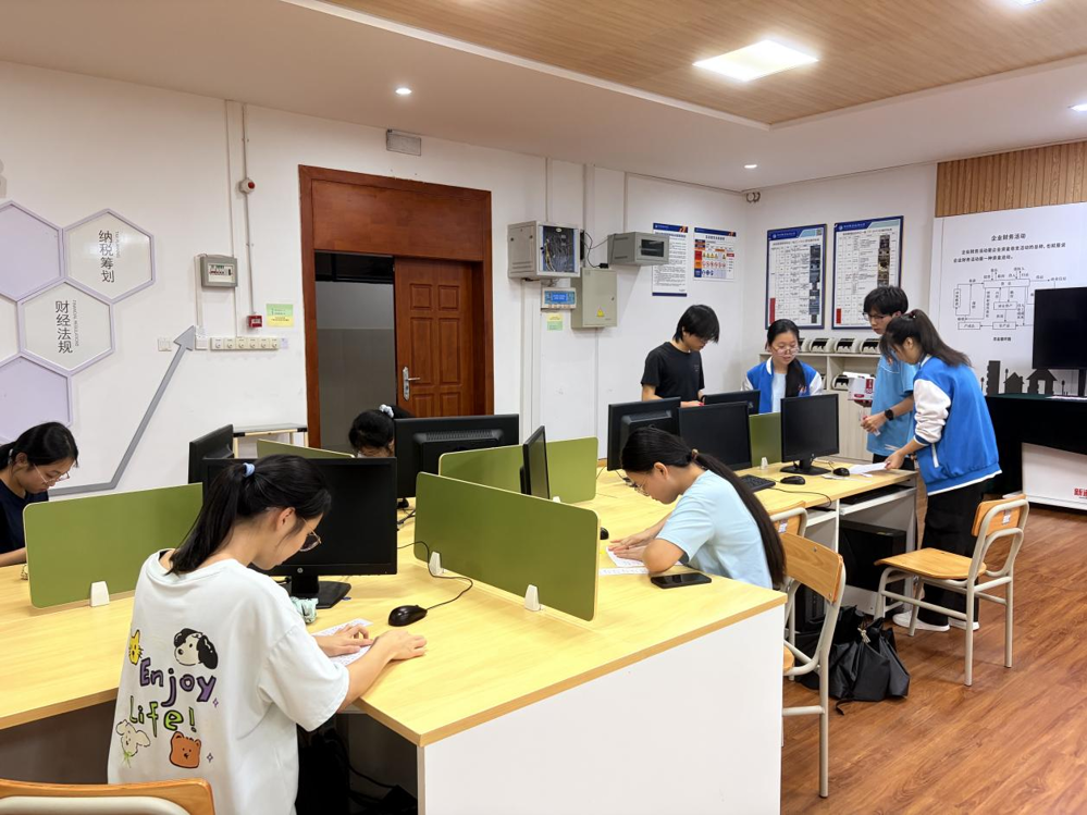 财物学院青年志愿者圆满完成柳州市涉税中介从业人员培训考试志愿服务工作
