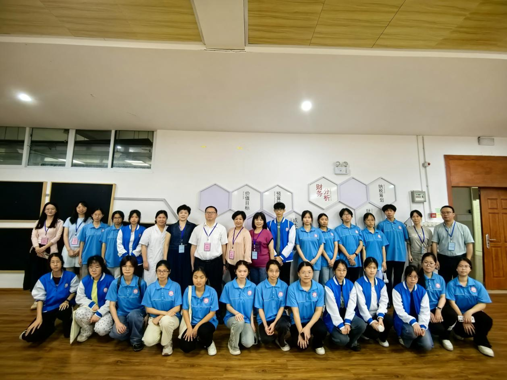学院志愿者与柳州市税务局及学院领导老师合影留念