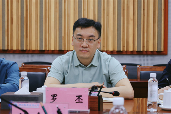 罗