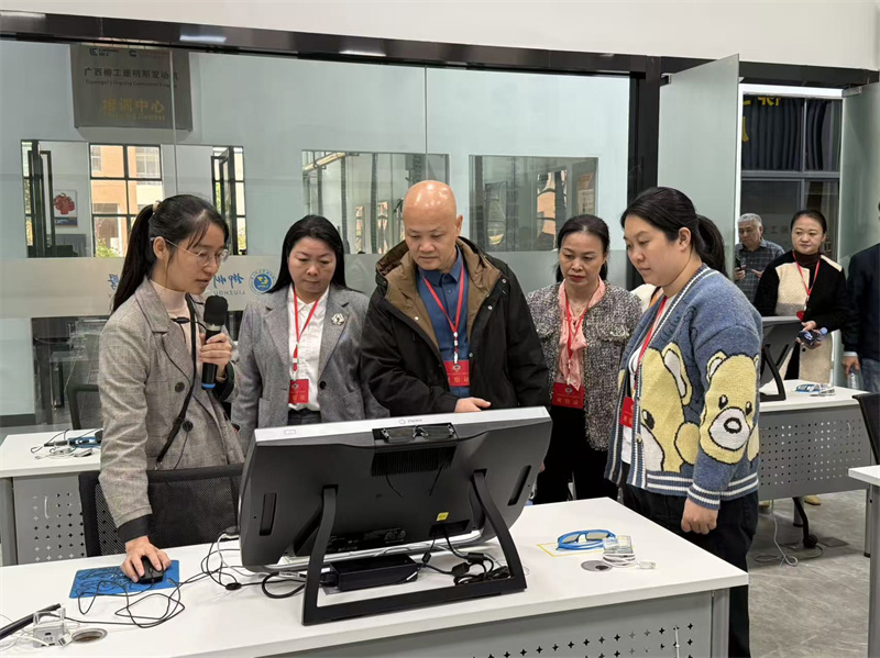 调研组参观柳工-柳职大全球客户体验中心