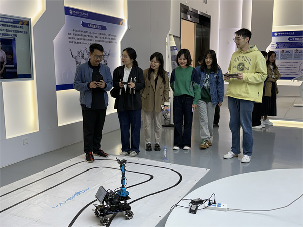 调研团参观人工智能产业学院