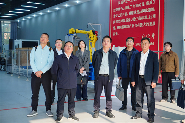 调研团参观柳州螺蛳粉产业学院