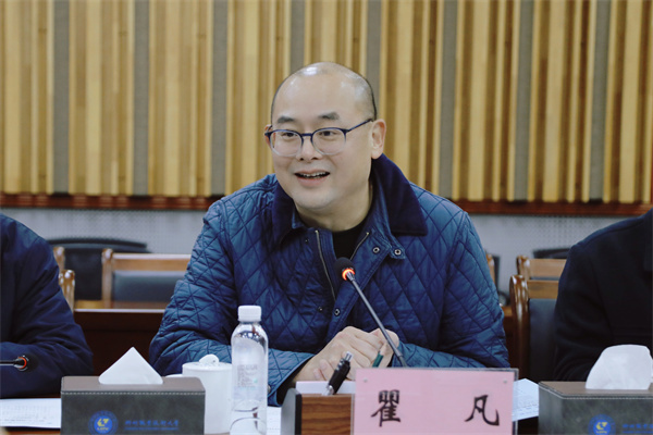 我校党委委员、副校长瞿凡主持座谈会