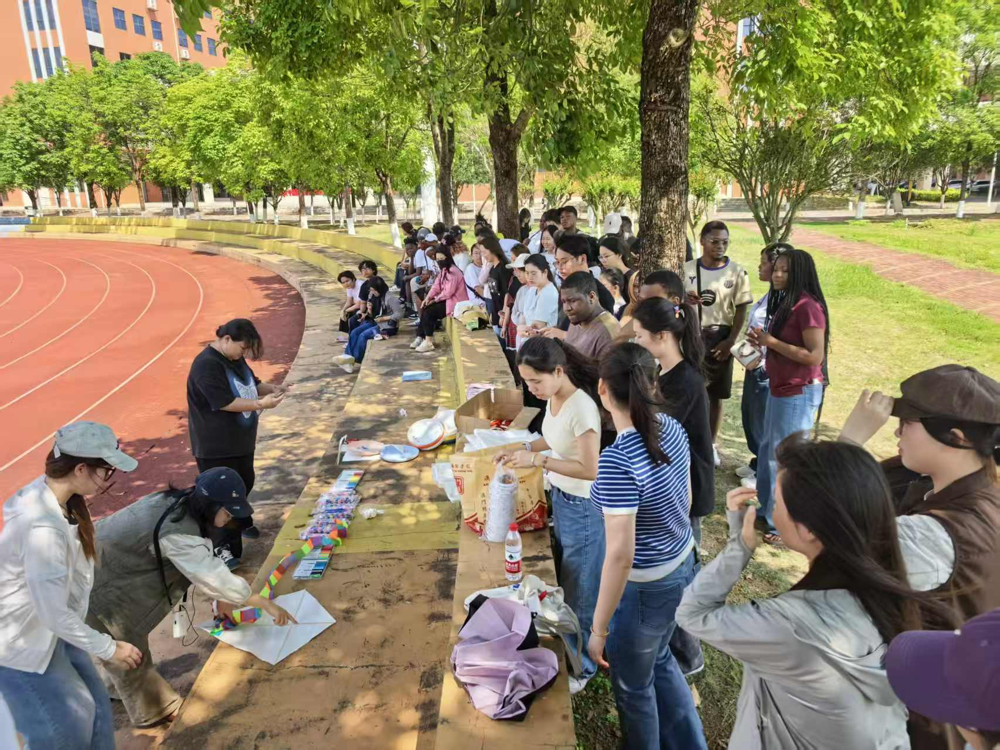 同学们在风筝上书写春日寄语