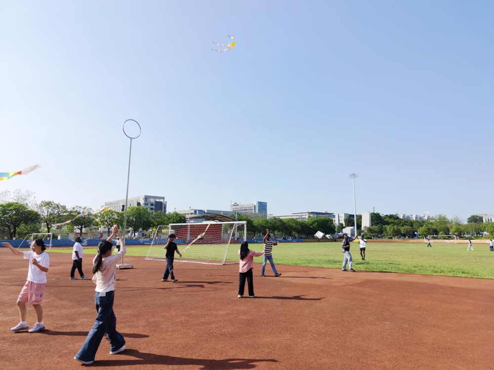 放飞风筝尽享春日乐趣