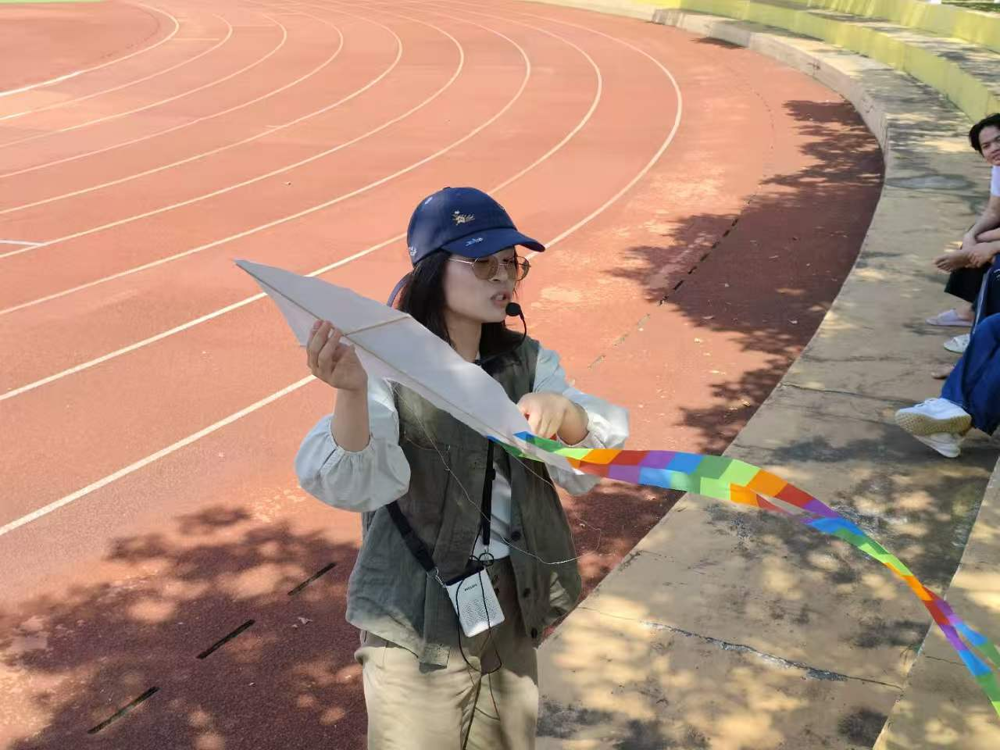 王玉笋老师为同学们讲解风筝制作要点