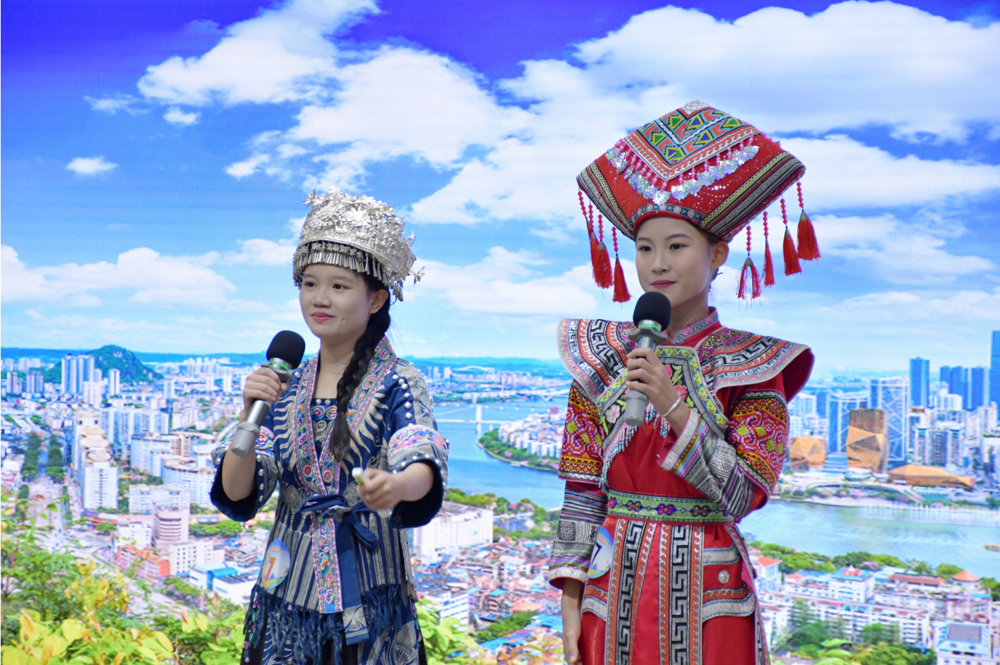 红色文化赋能匠心成长：我校市级“00后话百年”宣讲团成员苏琳（左）、陈柳鑫（右）在书院宣讲