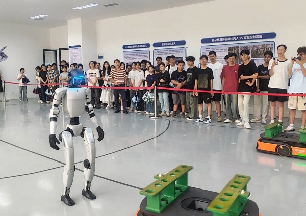 探访职教特色发展，技能铸就科技未来——电子信息工程学院2025级新生入学教育