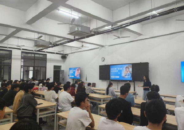 电子信息工程学院成功开展现代通信技术、人工智能工程技术2025级新生专业入门教育
