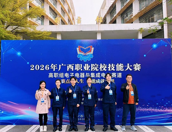 数网智创党支部韦晓滨老师（左）、智芯赋能党支部刘朋老师（右）