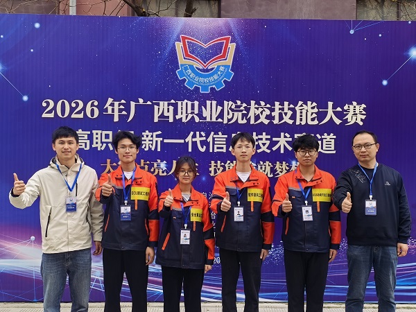 智芯赋能党支部龚仕涛老师（左）、数网智创党支部陈文迅老师（右）