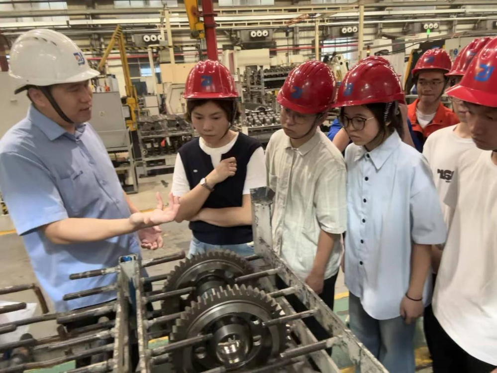 我校多个备赛项目团队到广西柳工集团调研学习