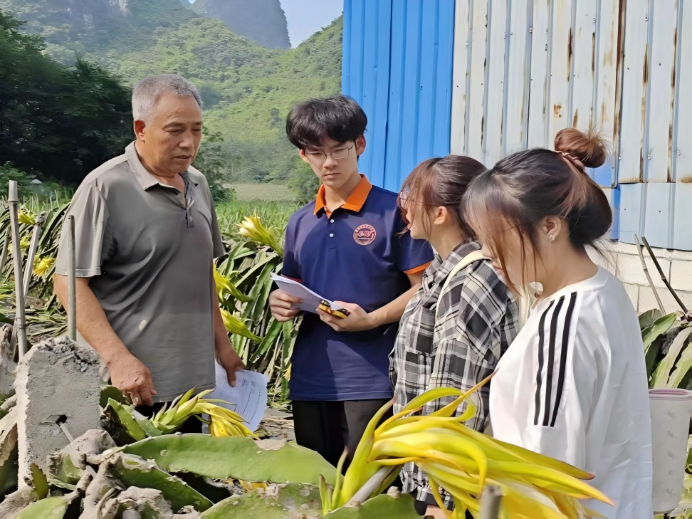 我校师生深耕田间一线调研，智能光伏赋能火龙果产业提质增效