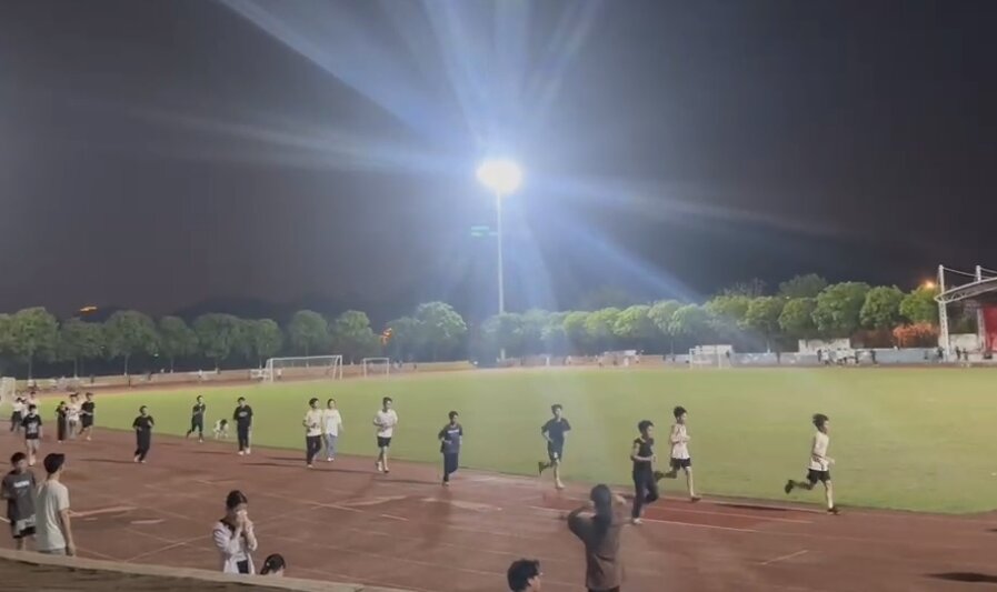 夜晚的田径场1
