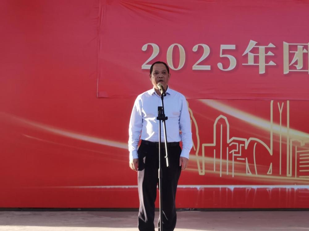 覃宗万宣布官塘校区长跑活动开始