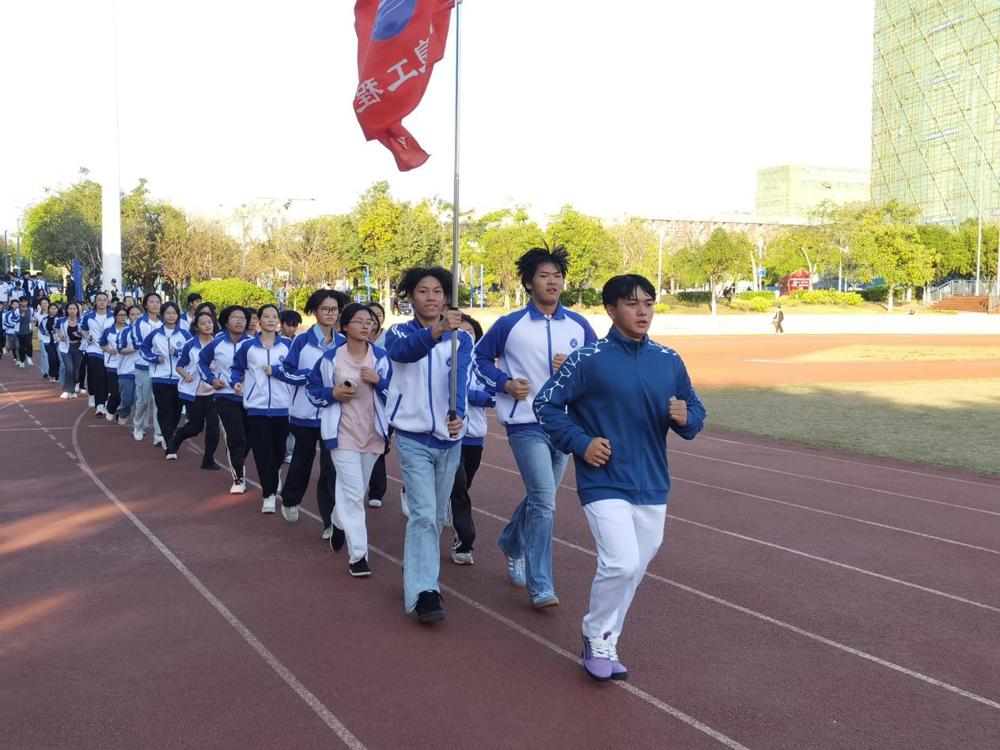 精神抖擞的师生