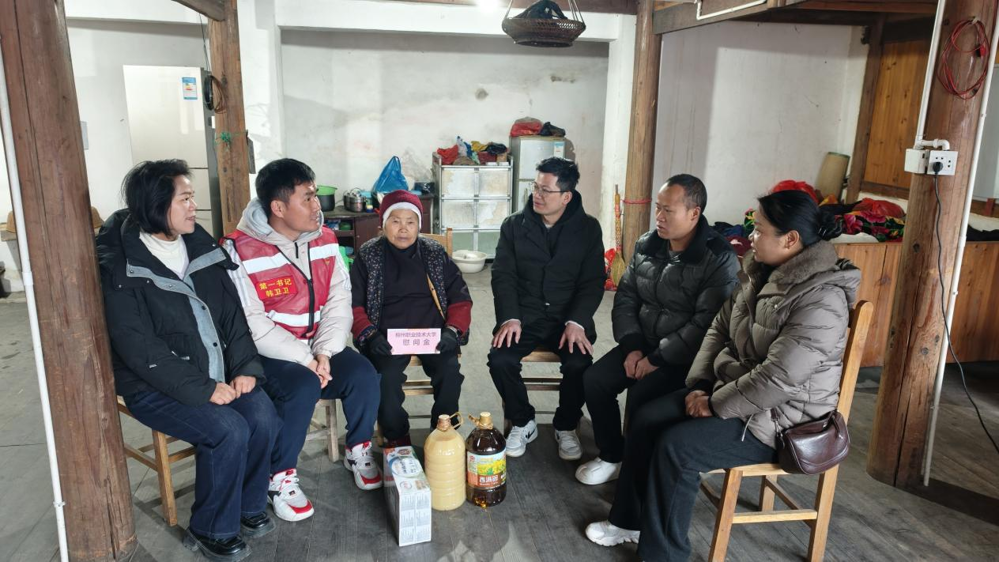 慰问杨奶包杰户