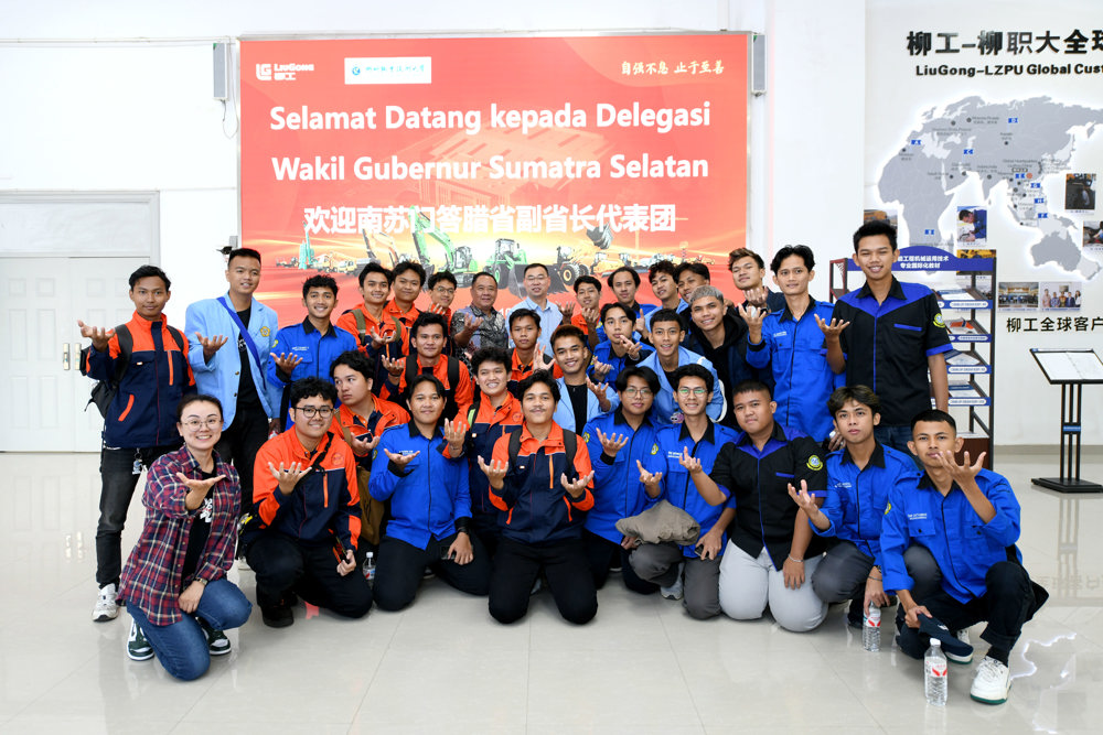 副省长Cik Ujang与29名斯里维加亚国立理工学生亲切会面