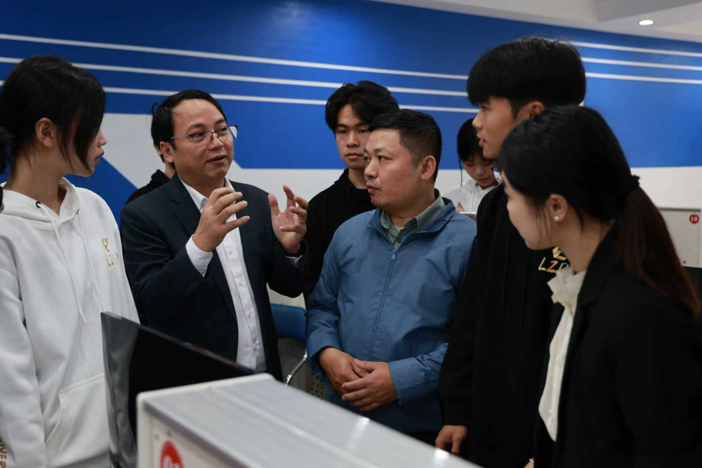 我校学生与河内机电学院教师交流学习