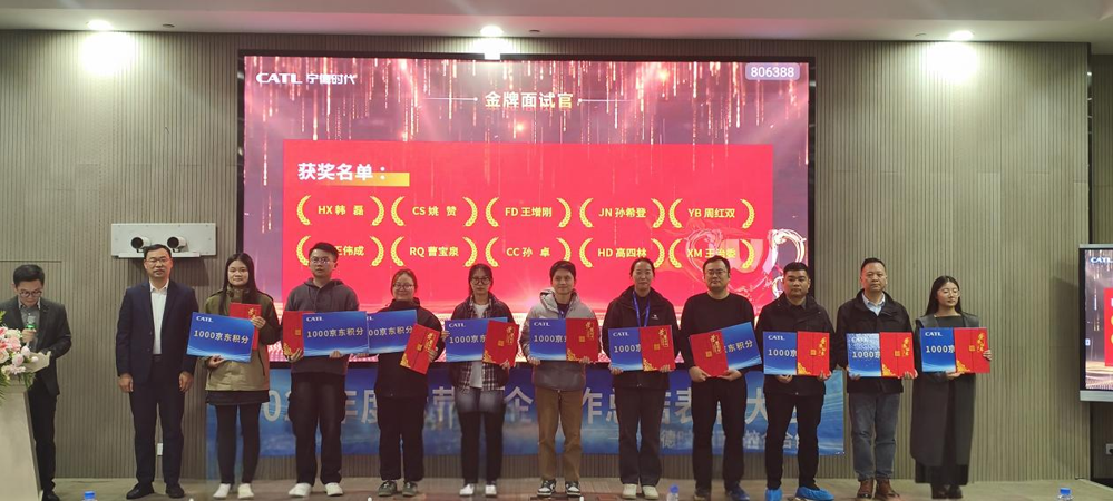 邱福明为获奖代表颁奖