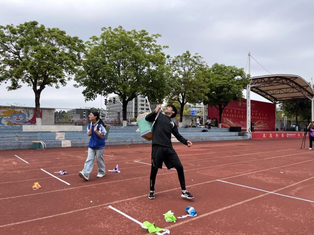 留学生正在参与抛绣球比赛