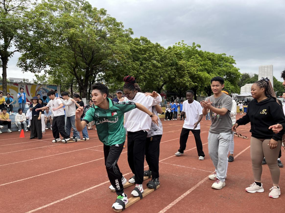 留学生正在参与板鞋竞速比赛