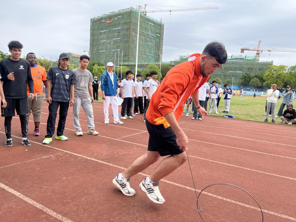 留学生正在参与滚铁环比赛