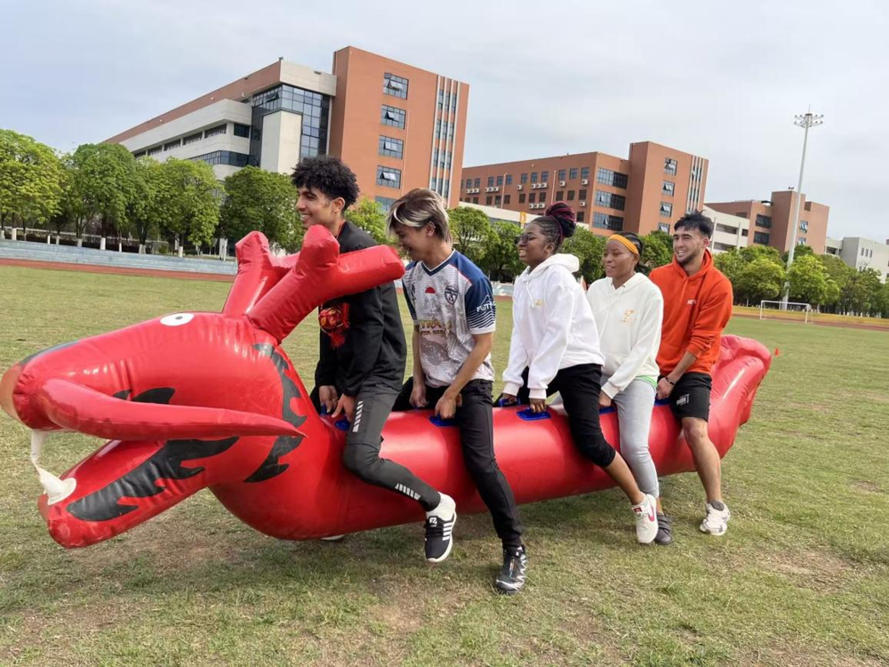 留学生正在参与旱地龙舟比赛
