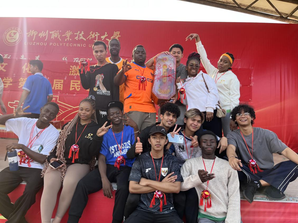 抛绣球第一名获得一只“烤乳猪”