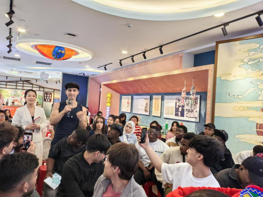 品三姐文化 悟中华风韵——我校留学生沉浸式参加“阅读刘三姐”主题文化活动