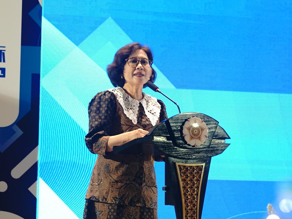 印度尼西亚加查马达大学校长奥瓦·艾米莉亚发言