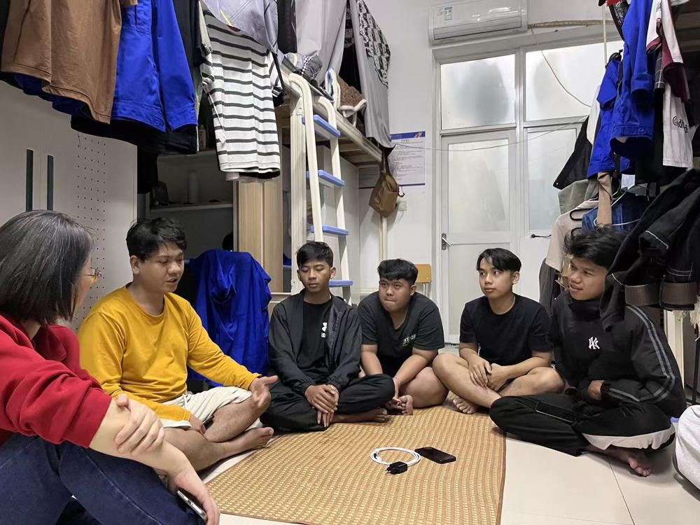 教师深入学生宿舍开展一对多精准辅导 