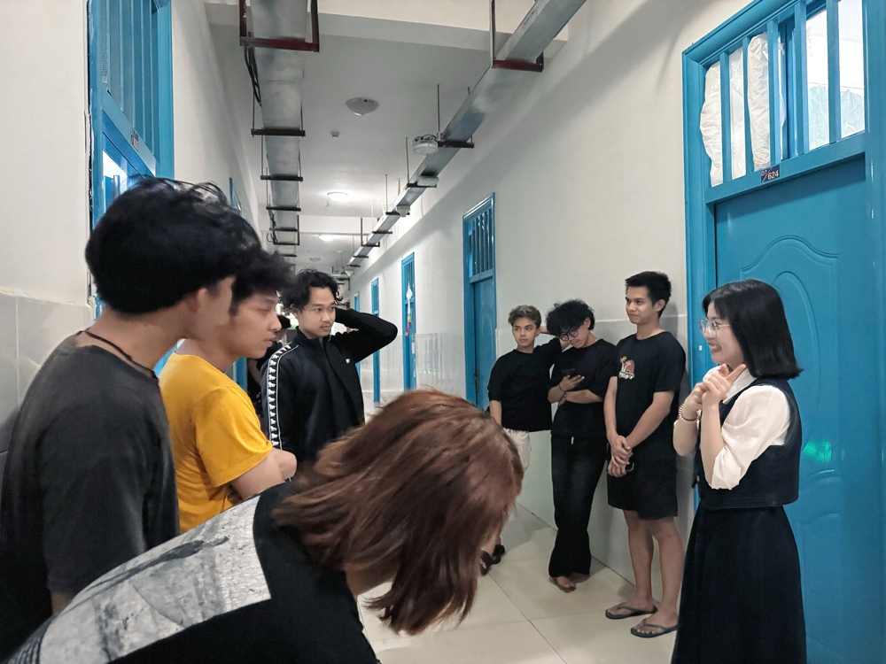教师深入学生宿舍开展一对多精准辅导 