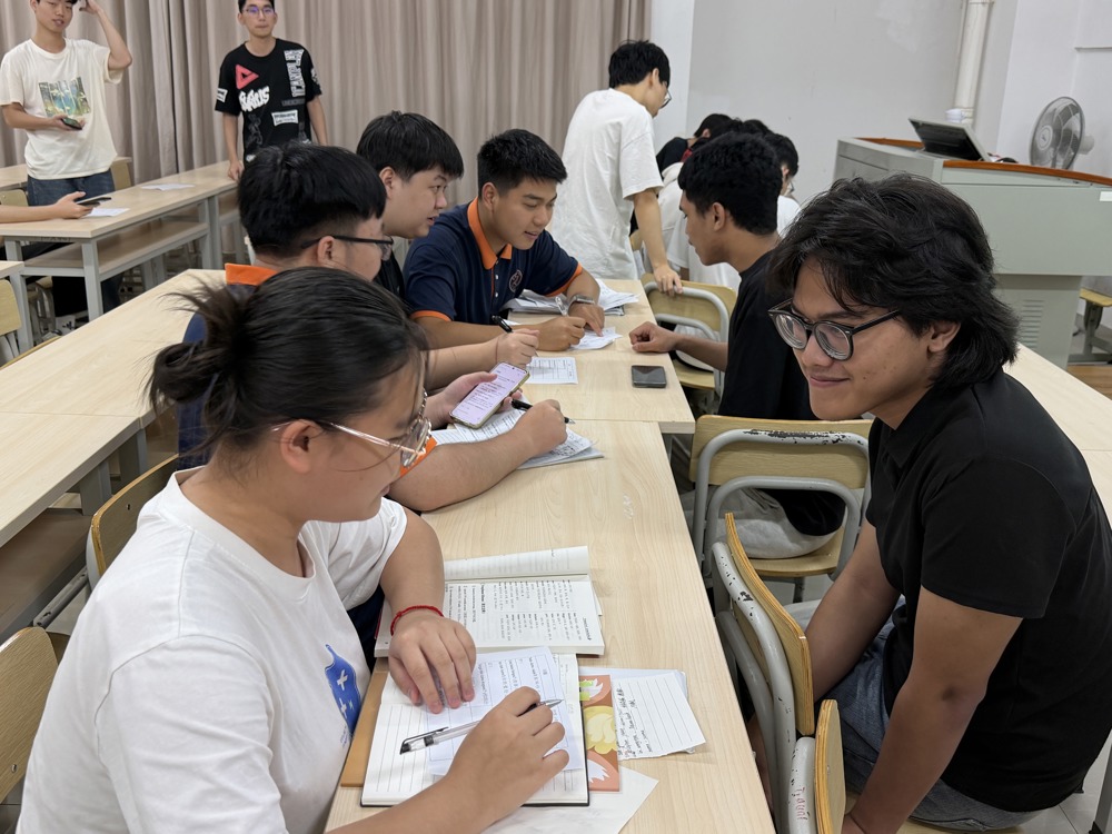 组织印尼学生与中国学生开展汉语、印尼语双向交流活动