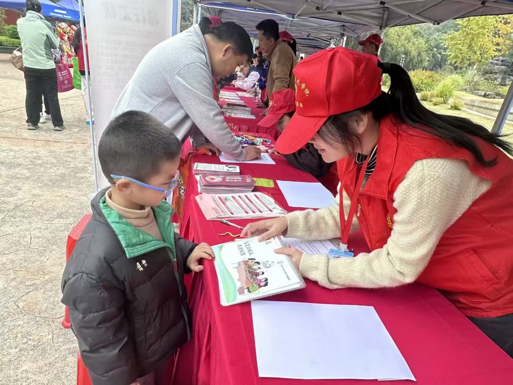 志愿者向小朋友讲解宣传手册