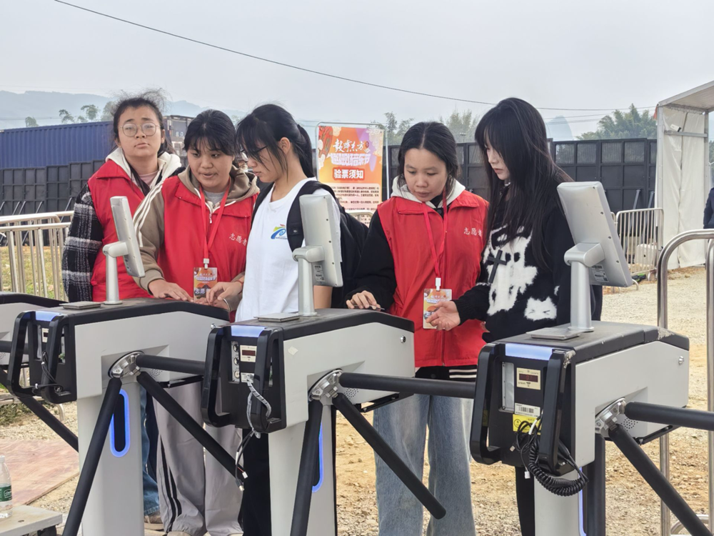 观众们有序通过核验通道