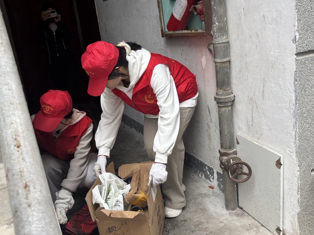 校青年志愿者服务总队开展“传承雷锋精神，点亮青春微光”活动