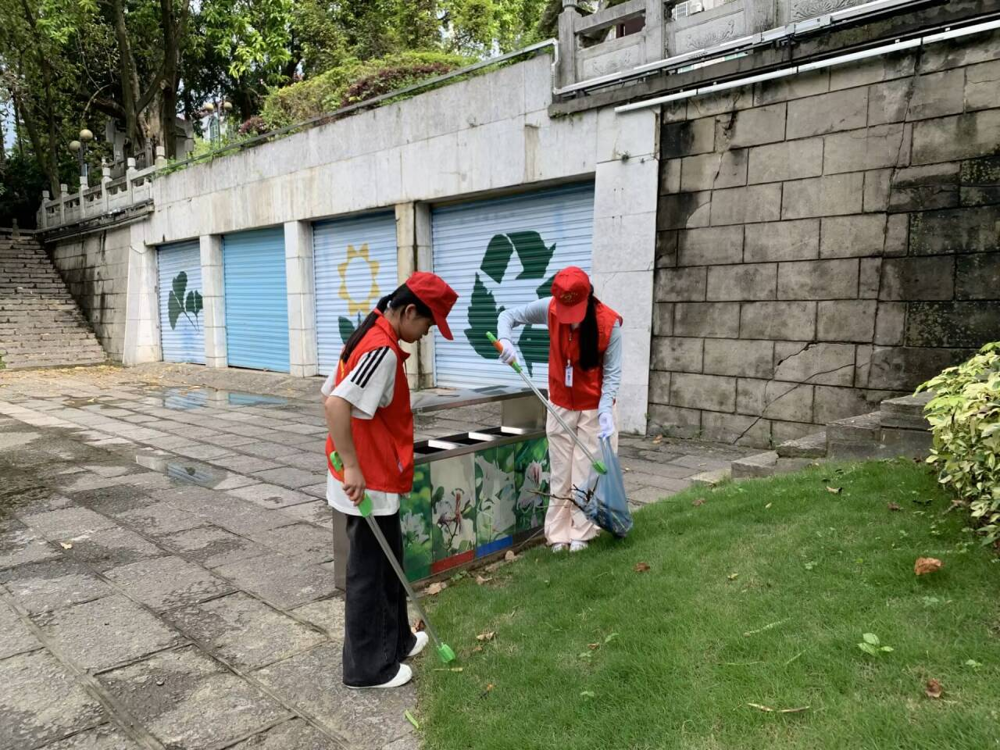 志愿者们在进行垃圾分类