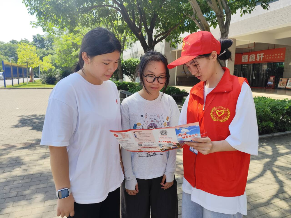 学子向志愿者了解献血知识&nbsp;