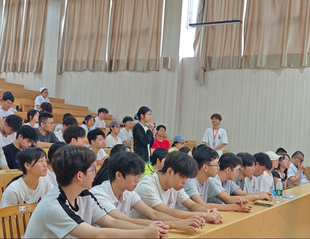 学生举手提问，参与科普讲座
