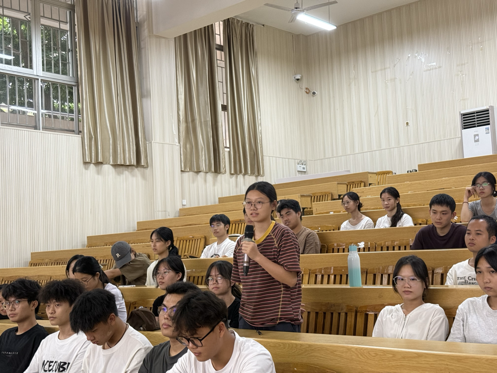 同学手持话筒现场交流分享