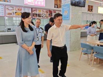 落实食品安全责任，筑牢校园健康防线——鱼峰区领导莅临我校开展秋季开学专项检查